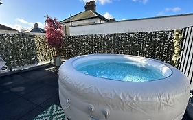 Central Escape With Rooftop Jacuzzi